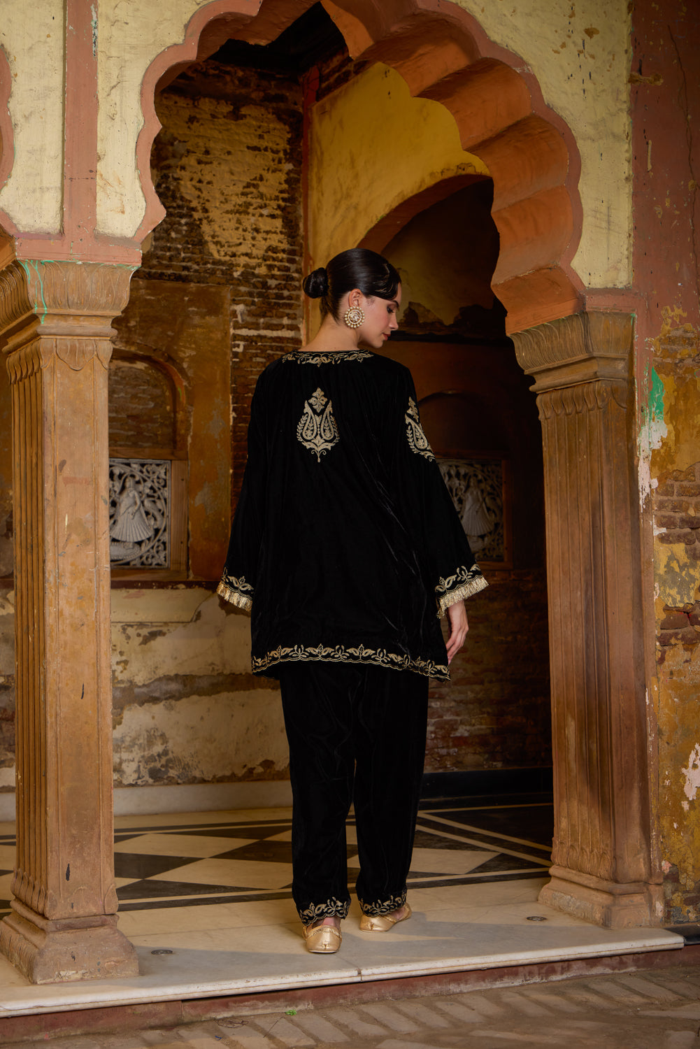 Sadhana Black Silk Velvet Kalidaar Pheran With Salwar